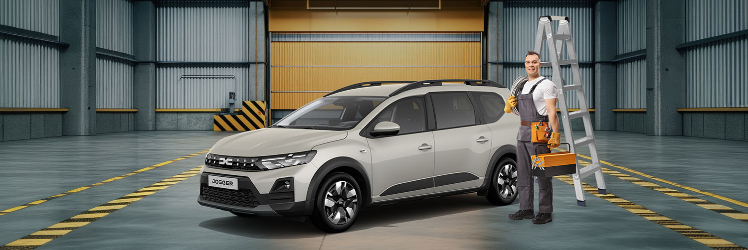 Perfekt gerüstet für den Einsatz: Der moderne Dacia Jogger in elegantem Beige in einer Montage- und Lagerhalle