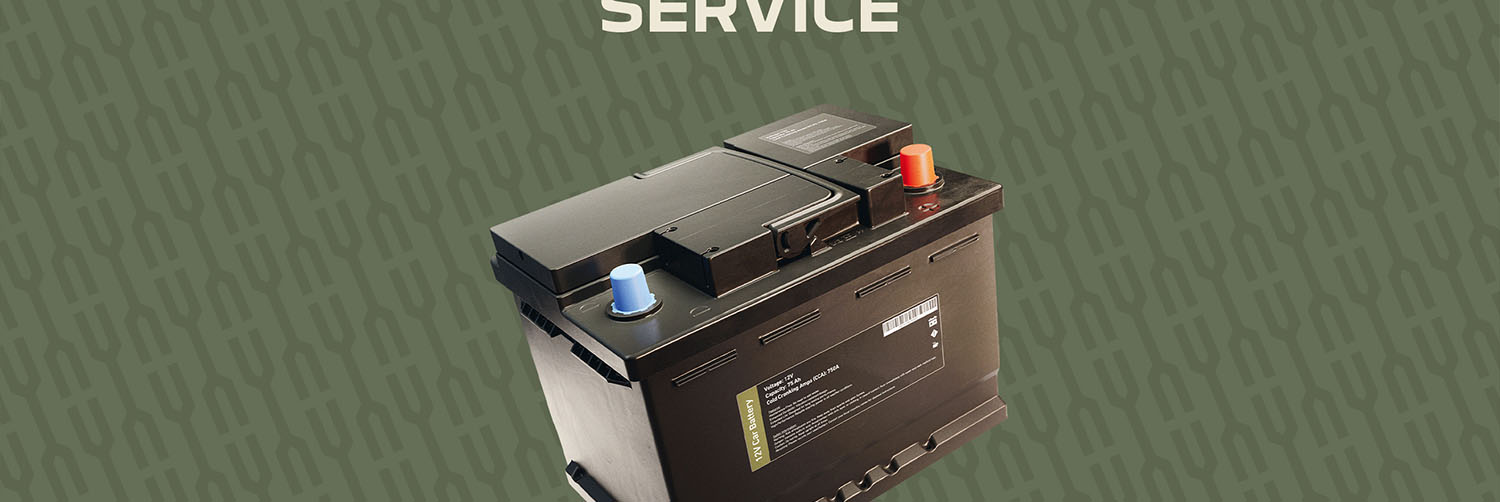 Die aktuelle Dacia Starter-Wochen Aktion zeigt eine typische Autobatterie auf einem grünen Hintergrund mit einen Art Schraubenschlüssel Muster.