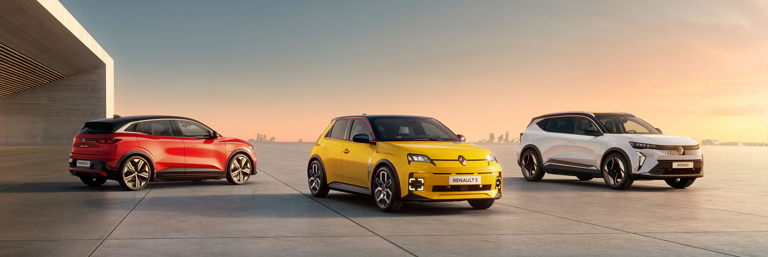 Renalt Entdecken Sie unsere Angebote Drei E-Tech Autos der Marke Renault parken auf einem modernen, futuristisch Gelände wie vor einem Flugzeughangar. Zu sehen ist ein weißer Senic, ein Gelber Clio sowie ein roter Megane.