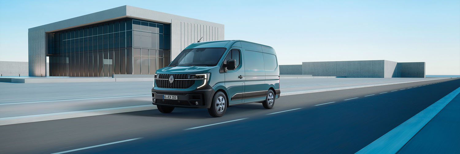 Ein markanter Auftritt in Türkis, der graue Cyber-Straßen zum Leuchten bringt. Dieser Renault Transporter verbindet maximales Ladevolumen mit modernem Design, das selbst vor den gewaltigsten Kulissen der Stadt ein unübersehbares Statement setzt. Kraftvoll. Effizient. Bereit für Ihr Business.